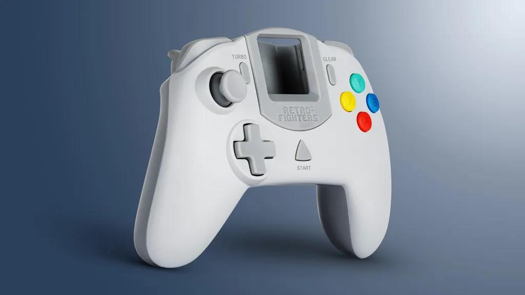 人間工学に基づいて作られたドリームキャスト用の最新コントローラー『StrikerDC DreamCast Controller』が4月13日に発売。価格は約5500円。  - レトロゲームで遊ぼう！