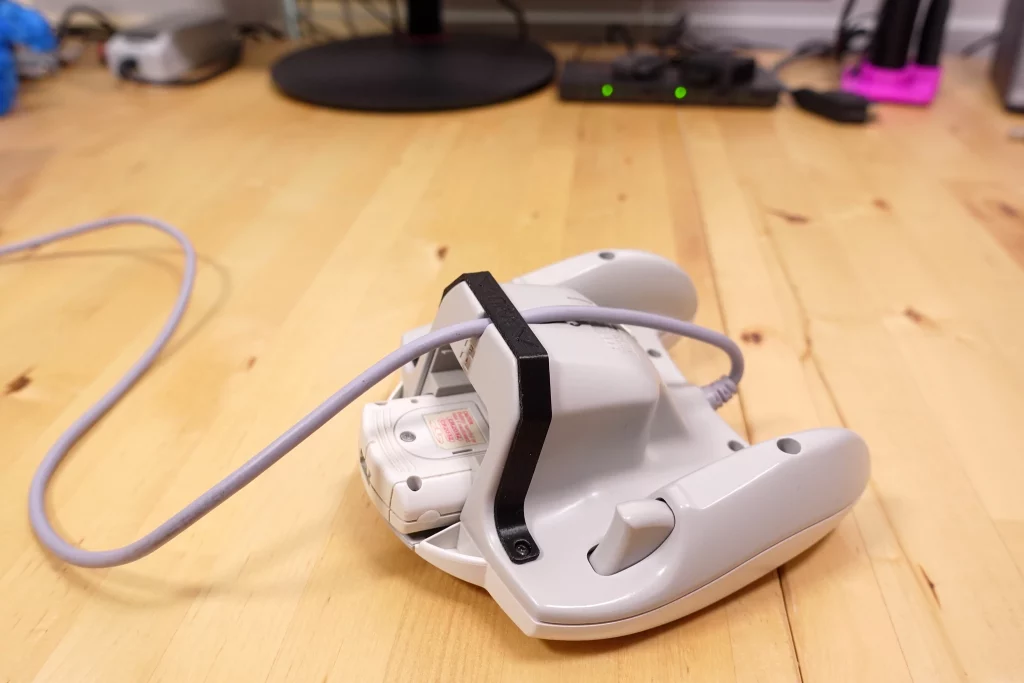 ドリキャス用コントローラーの邪魔なケーブルを固定する『Dreamcast Controller Cable Clip』が発売に