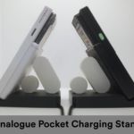 Analogue Pocket（アナログポケット）用のロゴマーク付き電源スタンド『Analogue Pocket logo charging stand』が販売中