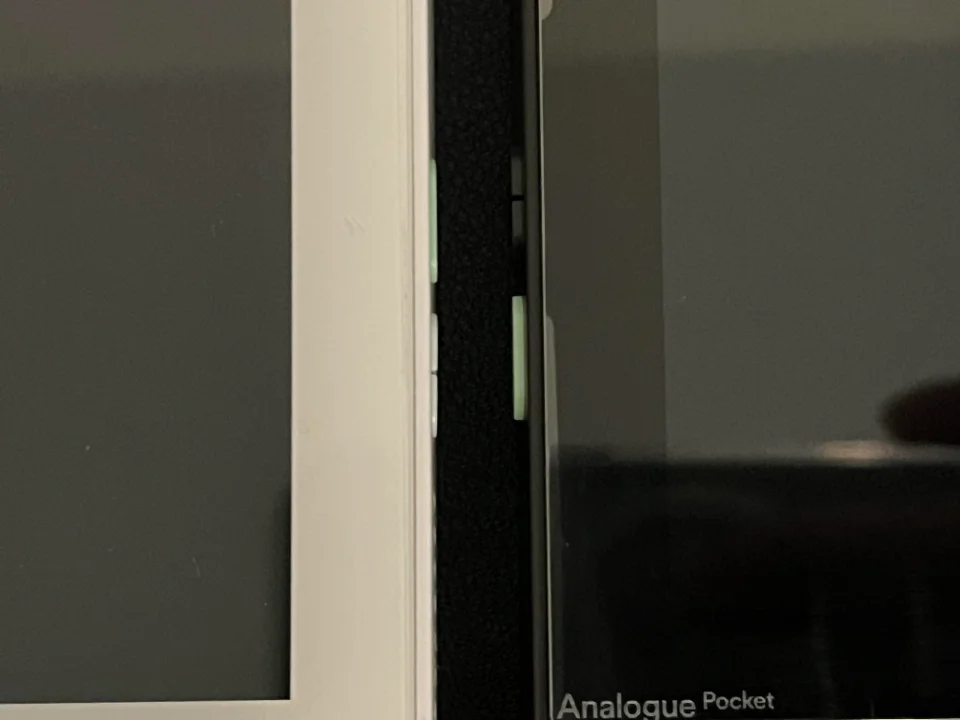 Analogue PocketはQ1とQ4でリビジョンが異なる？　最新版では電源ボタンと音量ボタンが出て押しやすくなっている模様