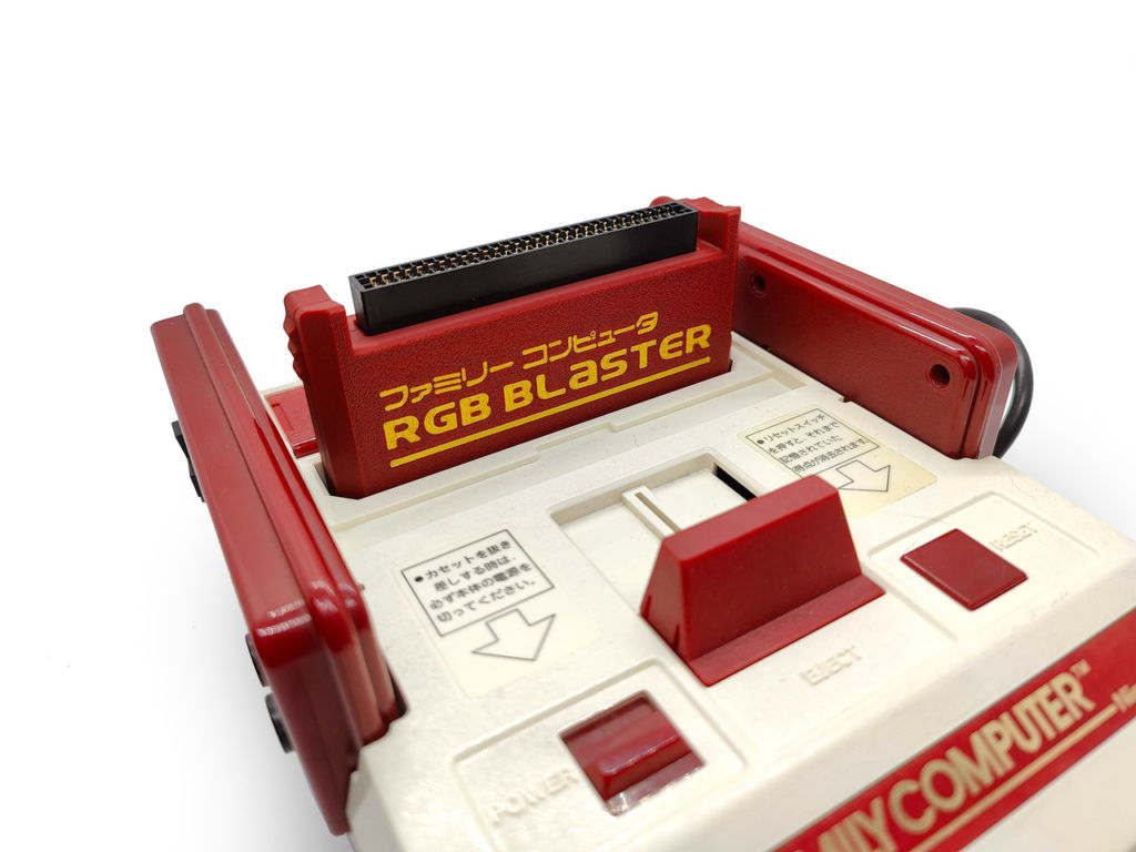 ファミコンを無改造でRGB出力できる『RGBブラスター』のパッケージ＆ケース付き仕様がStone Age Gamerで販売開始