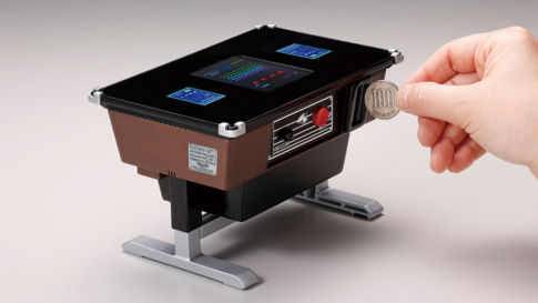100円玉を入れて本当に遊べる約1/6サイズの『遊べる貯金箱 スペースインベーダー テーブル筐体型』が2024年1月中旬に発売決定