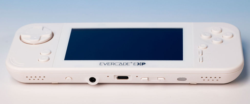 正規ライセンスで名作ゲームが遊べる！　カートリッジ交換式携帯レトロゲーム機『Evercade EXP』レビュー