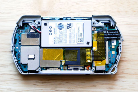 PSP Goで最大128GBのmicroSDカードが使用可能になるアダプター