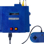 CPU: WDCのW65C02S（3.5MHz） ビデオ: 128x128 フレームバッファ、上部と下部の一部の行はほとんどのテレビでは隠れます グラフィックスアクセラレーション:ハードウェアアクセラレーションによるバイトコピー(「ブリッター」とも呼ばれる)は、3.5 MHz でクロックサイクルごとに画像をフレームバッファに転送できます。 グラフィック RAM:ブリッターのソースデータとして使用される 512 KB 汎用 RAM: 8 KB セクションに分割された 32 KB オーディオ: W65C02S、14 MHz、4KB RAM、デフォルトの14 kHzサンプルレート コントローラー: D-Pad + 「A」「B」「C」および「スタート」ボタン、2つのポート カートリッジ:カスタム 36 ピン 0.1 インチ ピッチ形式、標準ボードには 2 MB のフラッシュ メモリが含まれています 拡張ポート: 12 ビットの GPIO およびその他のシステム信号を公開する 26 ピンの背面拡張ポート