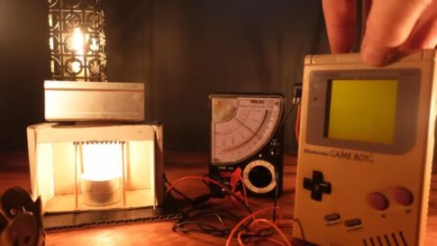 1本のろうそくの明かりだけでゲームボーイがプレイ可能に