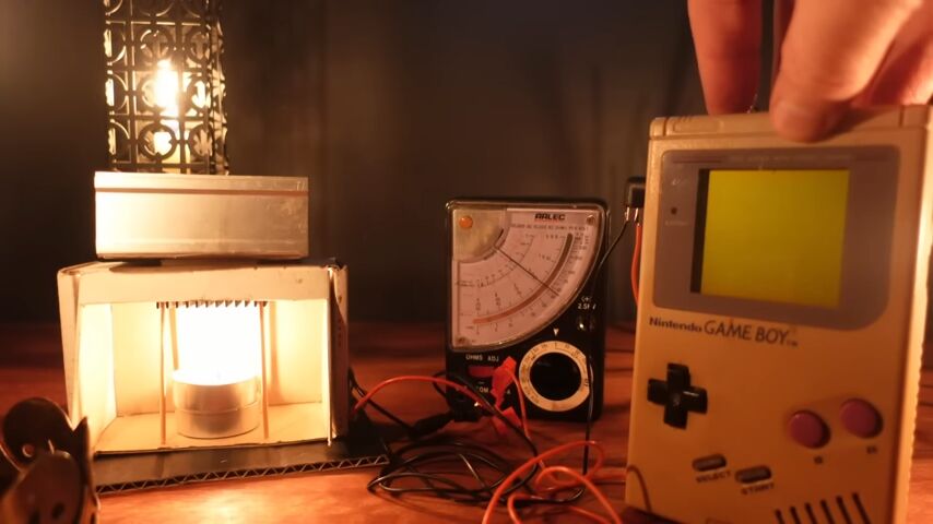 1本のろうそくの明かりだけでゲームボーイがプレイ可能に