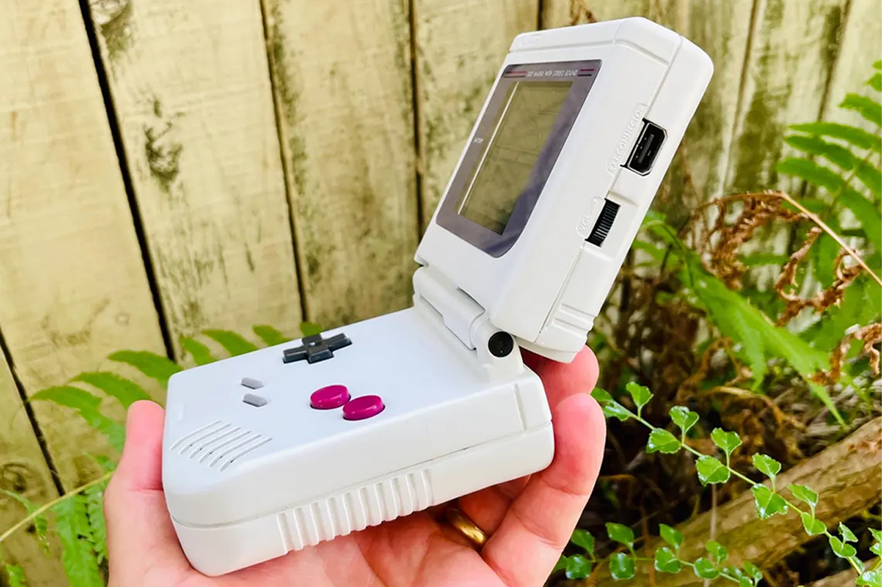 オリジナルのパーツを使用したハンドメイドのフリップ式初代 