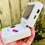 オリジナルのパーツを使用したハンドメイドのフリップ式初代ゲームボーイが登場。価格は7万1421円