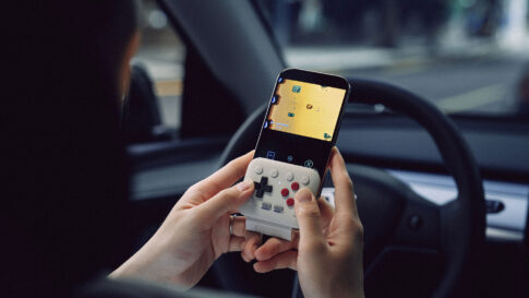 スマホが縦型携帯ゲーム機に変身！折り畳み式コントローラー『8BitDo FlipPad』が販売開始