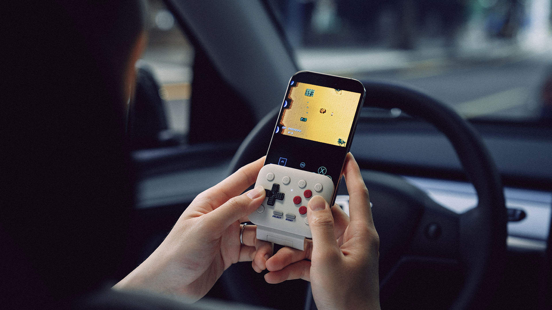 スマホが縦型携帯ゲーム機に変身！折り畳み式コントローラー『8BitDo FlipPad』が販売開始