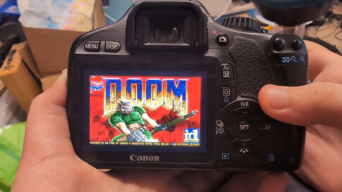 『EOS Kiss X4』がゲーム機に!? 一眼レフで『DOOM』が動く！ カメラのボタンで操作、セーブやBGMにも対応