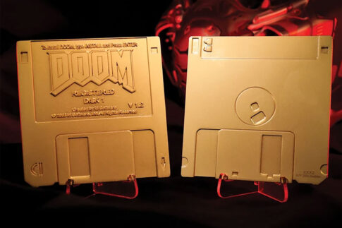 遊べないけど欲しくなる!?　初代『DOOM』のフロッピーディスクを金色で再現した限定レプリカが5000個限定で登場