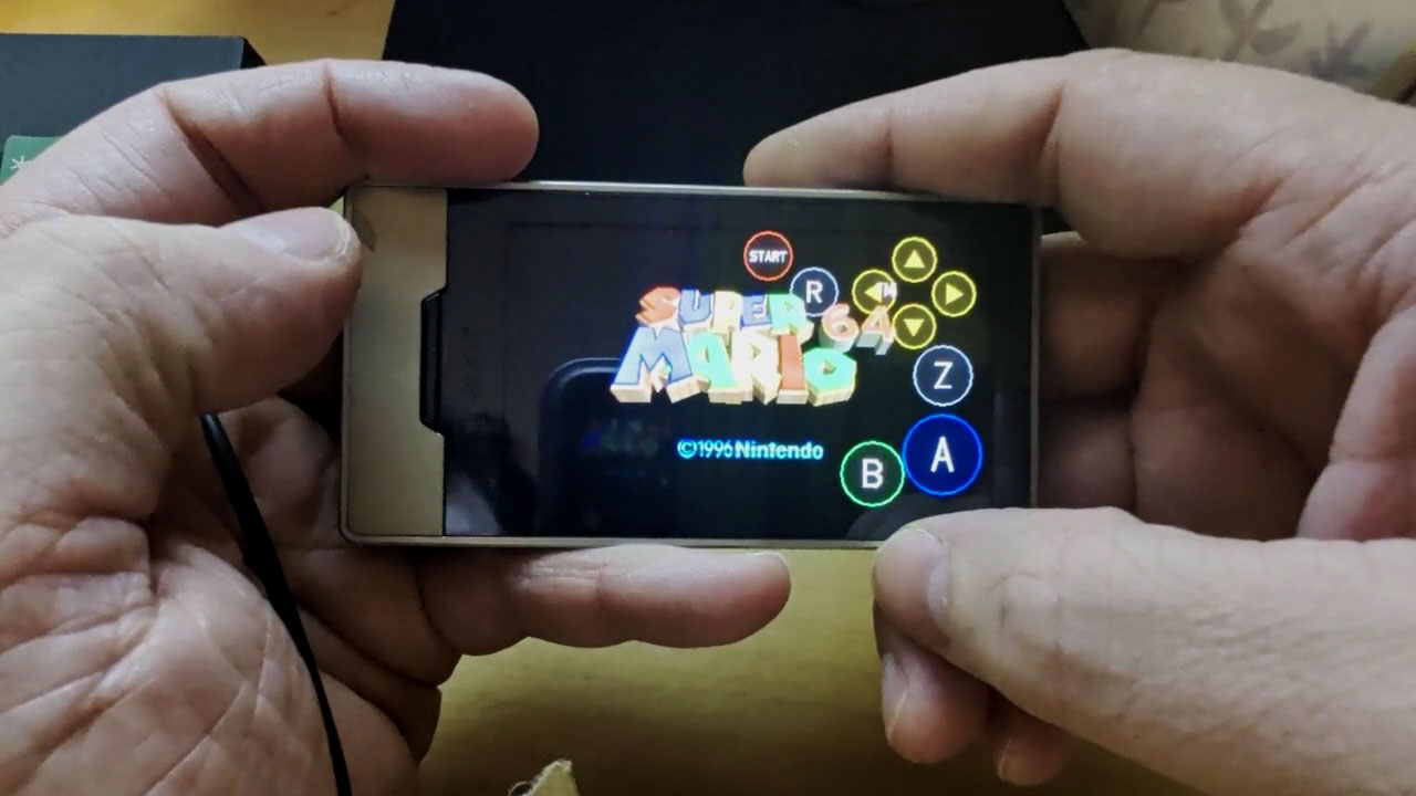 Microsoftの音楽プレーヤー「Zune HD」で『スーパーマリオ64』が動く! 音声・タッチ操作・セーブにも対応